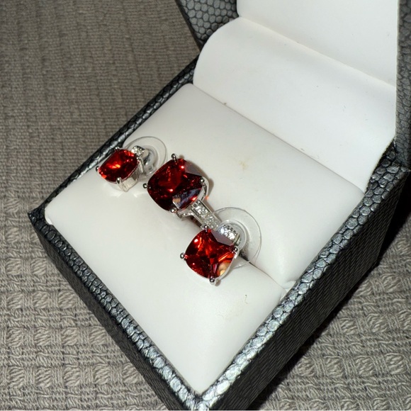 Red simulated diamond set - Picture 2 of 5
